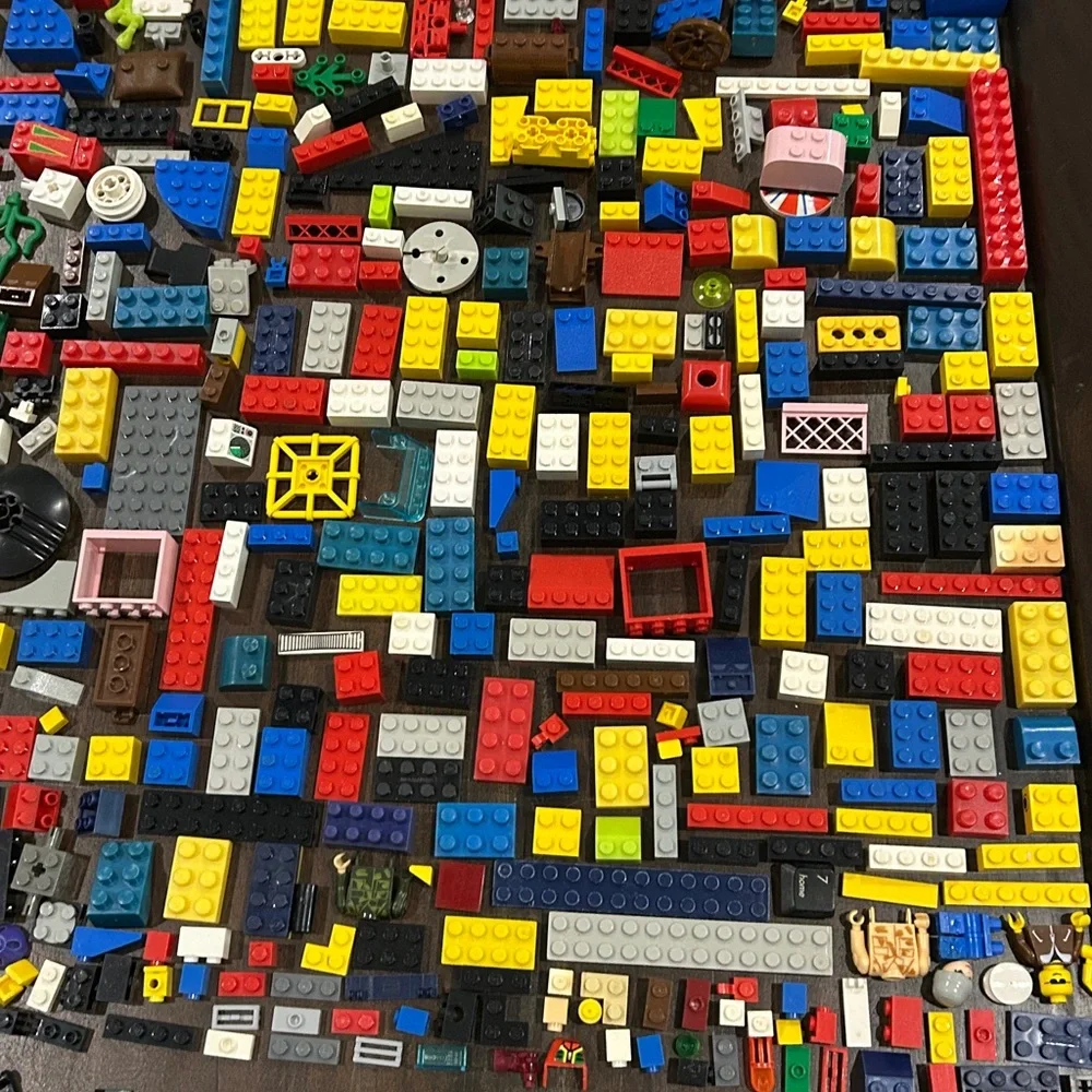 LEGO Bundle , Lots and Lots of LEGO Building Blocks (over 925 pieces)